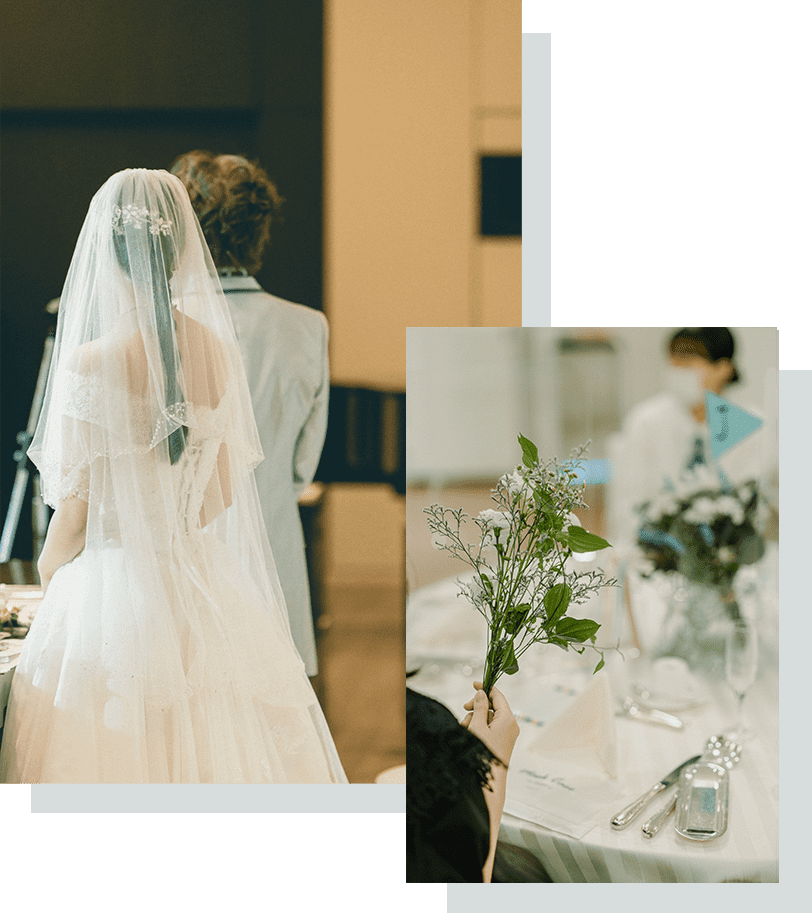 純白のドレスをまとった花嫁の後ろ姿と、花を持つ参列者の手元