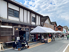 はついちが開催されている塩屋の外の様子