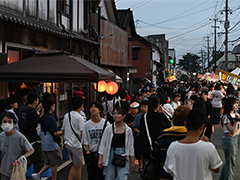 夏祭りが開催されている塩屋の外の様子