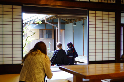 畳の間でコスプレ撮影を行っている様子