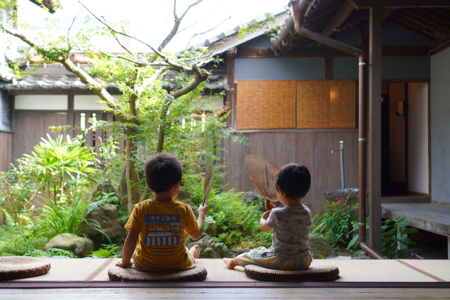 縁側に座る子供たち