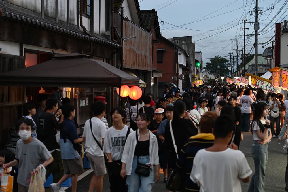 商店街の夏祭りの様子