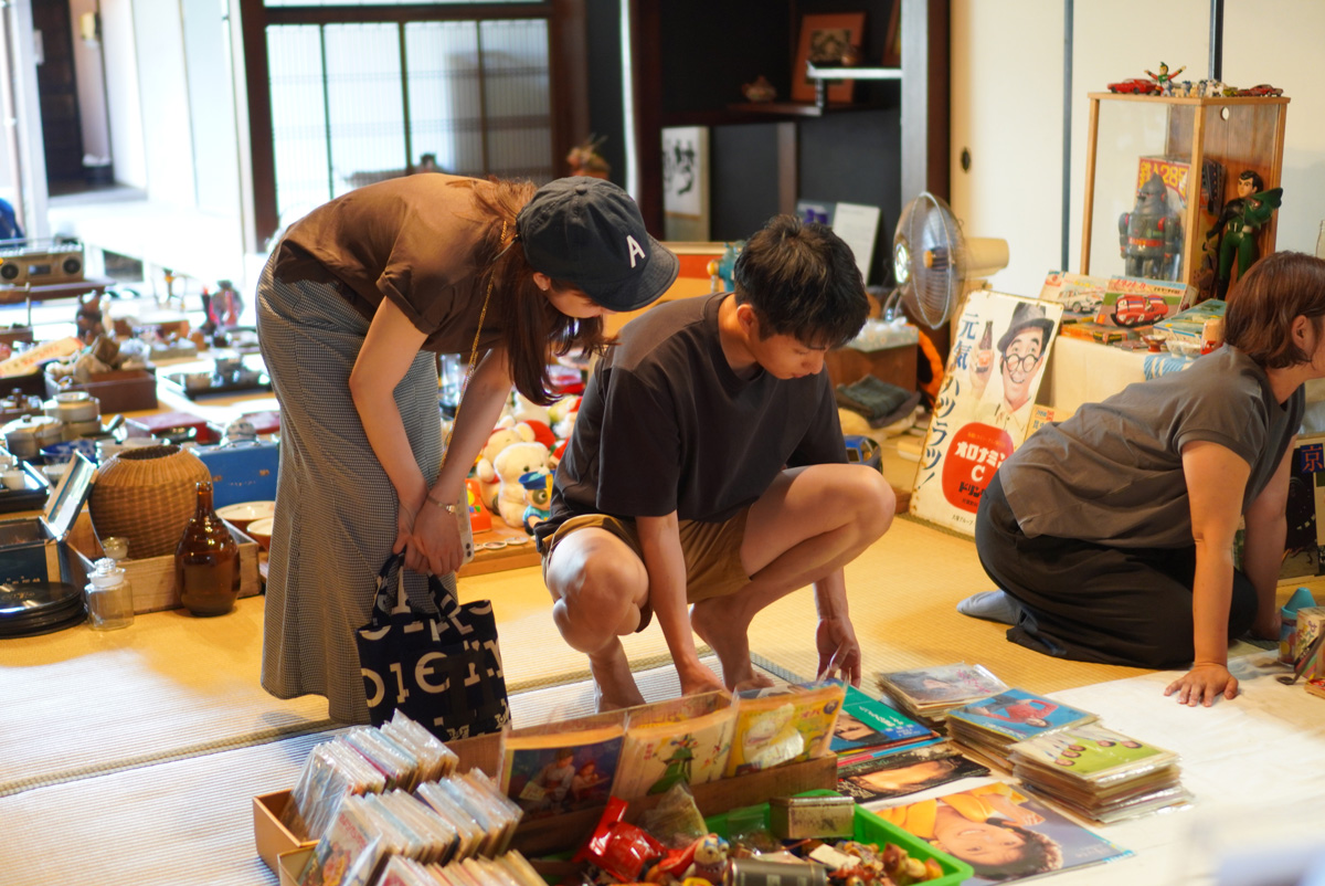 塩屋古物市の様子