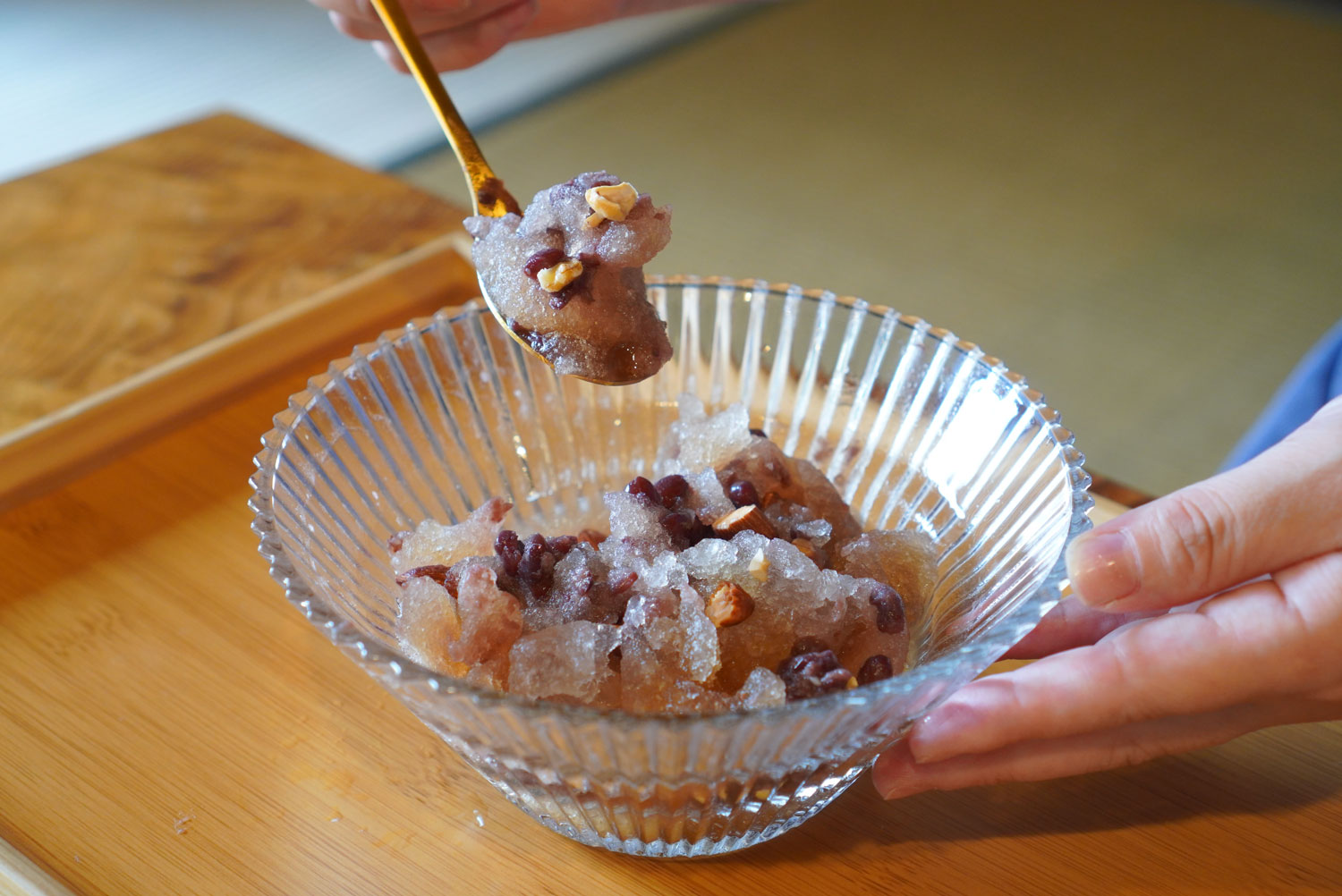 和紅茶シロップの小豆かき氷を崩している様子