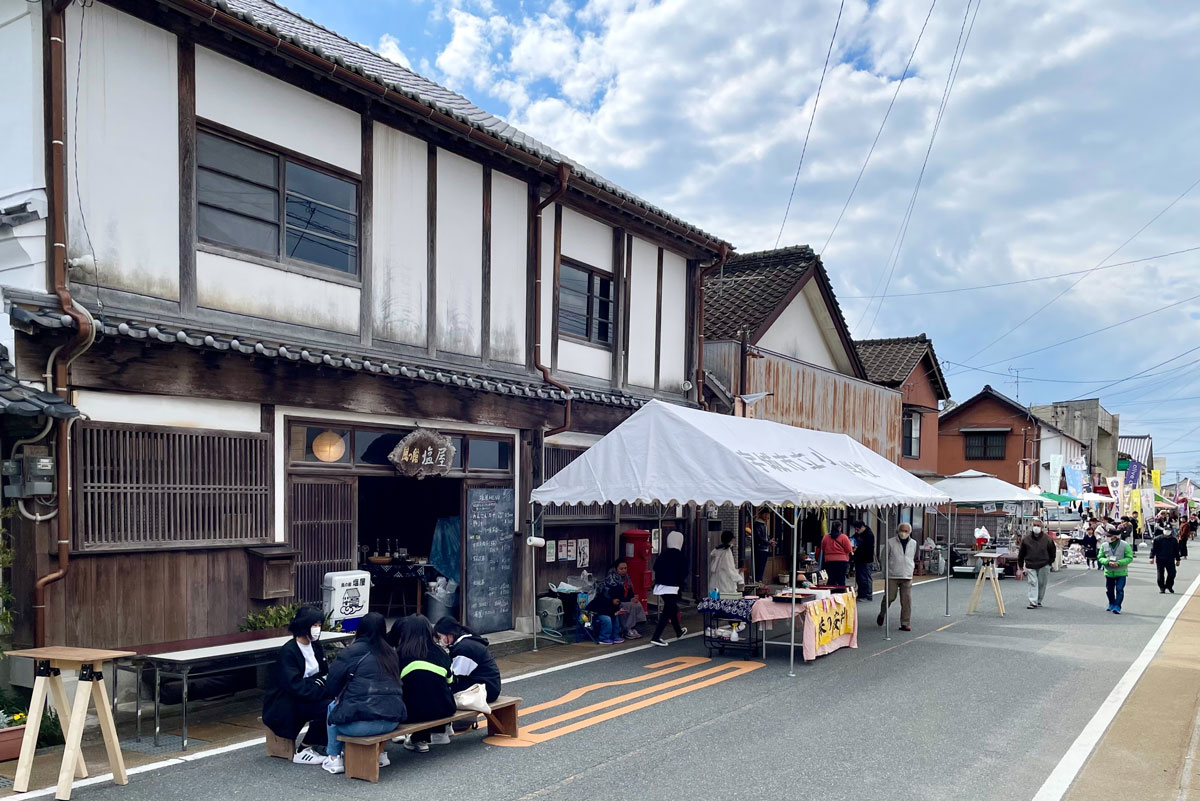 「風の館塩屋」の前の道に屋台などがずらりと並んでいる様子