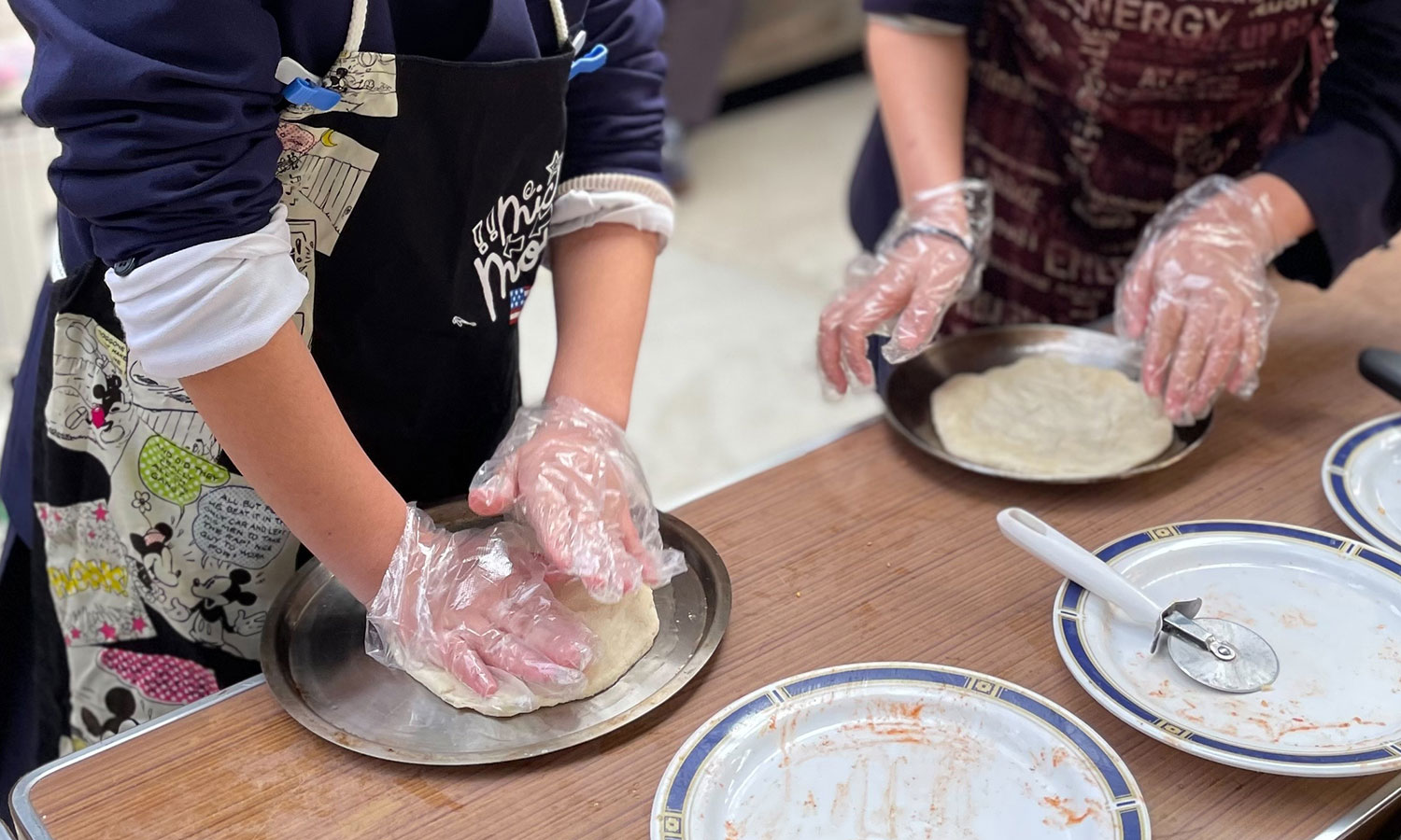 ピザ作り体験で生地を伸ばしている様子